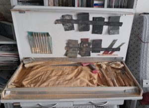 Das Bild zeigt eine aufklappbare kleine Speckstein-Werkstatt, in der die wichtigsten Werkzeuge zur Speckstein Bearbeitung Platz haben.