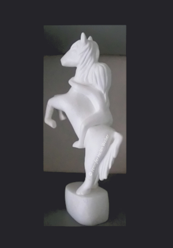 Das Bild zeigt eine weisse Specksteinfigur: eine junge Amazone auf einem steigenden Pferd