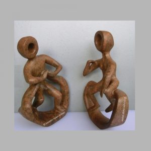 Die zwei braunen Specksteinfiguren zeigen Mann und Frau, die diskutieren bzw. streiten