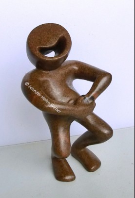 Das Bild zeigt eine braune Specksteinfigur: eine herzhaft lachende Person.