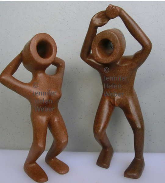 Dieses Bild zeigt zwei Specksteinfiguren: Mann umd Frau, die sich gerade kennenlernen.