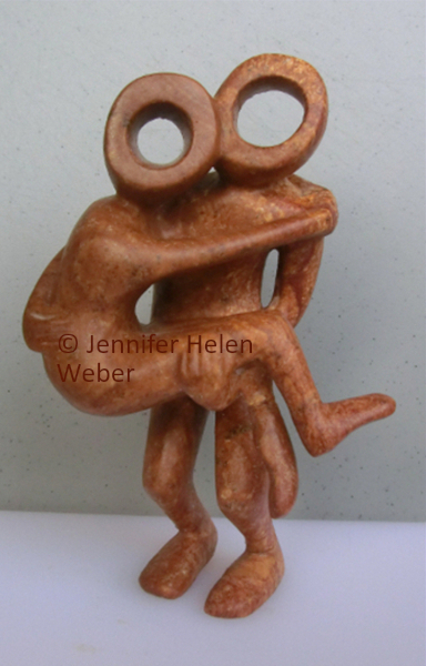 Dieses Bild zeigt eine Specksteinfigur: Ein Mann, der eine Frau  trägt.