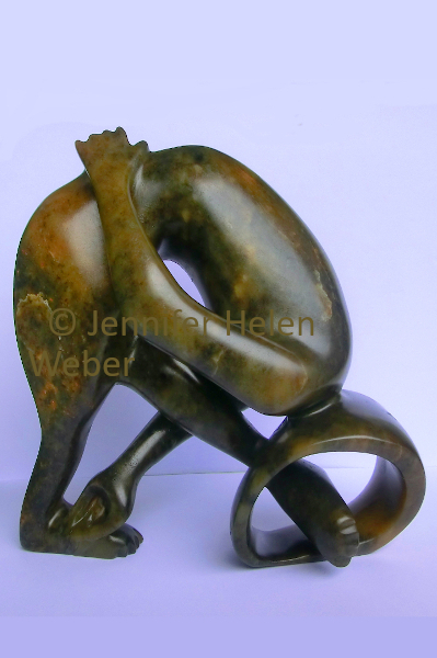 Das Bilder-Rätsel zeigt eine braune Specksteinfigur. Eine Figur die nicht vorwärts kommt, weil sich ein Fuss im hängenden Kopf verhakt hat.